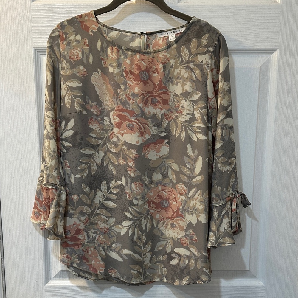 Violet & Claire Floral Blouse in Gray and Peach